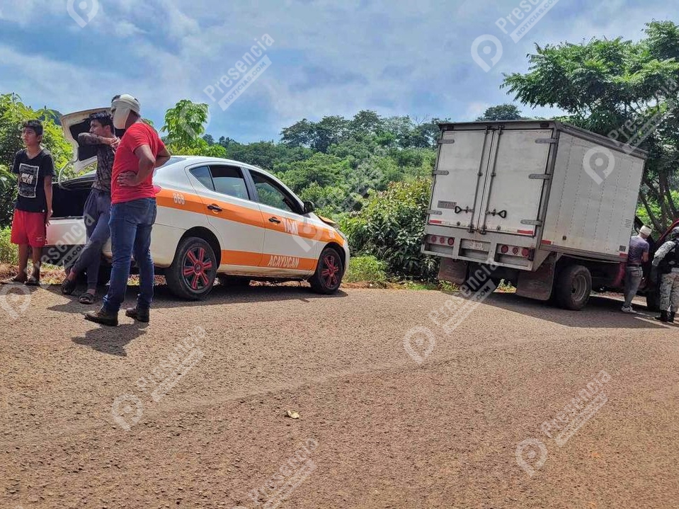 Impacta Camioneta Que Transportaba Pollos A Taxi De Acayucan Para