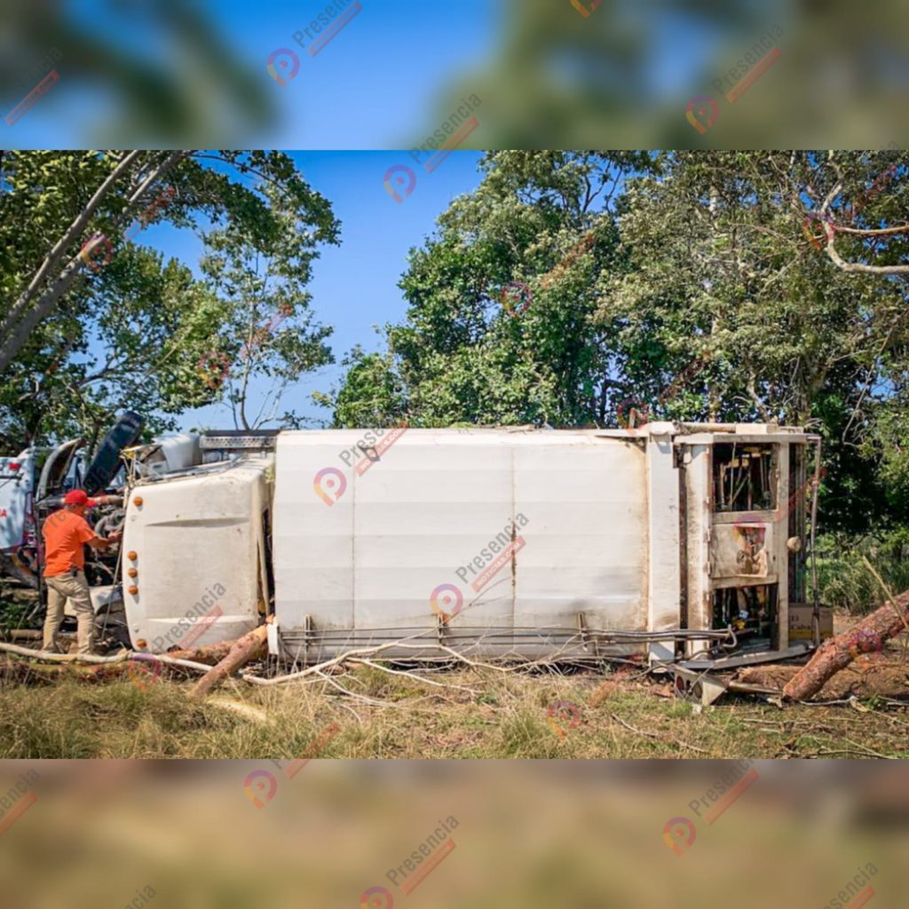 Camión de limpia pública volcó en Acayucan hay heridos Presencia